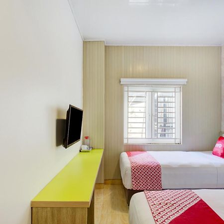 OYO 4005 Bunga Dahlia Guest House Jakarta Exterior foto