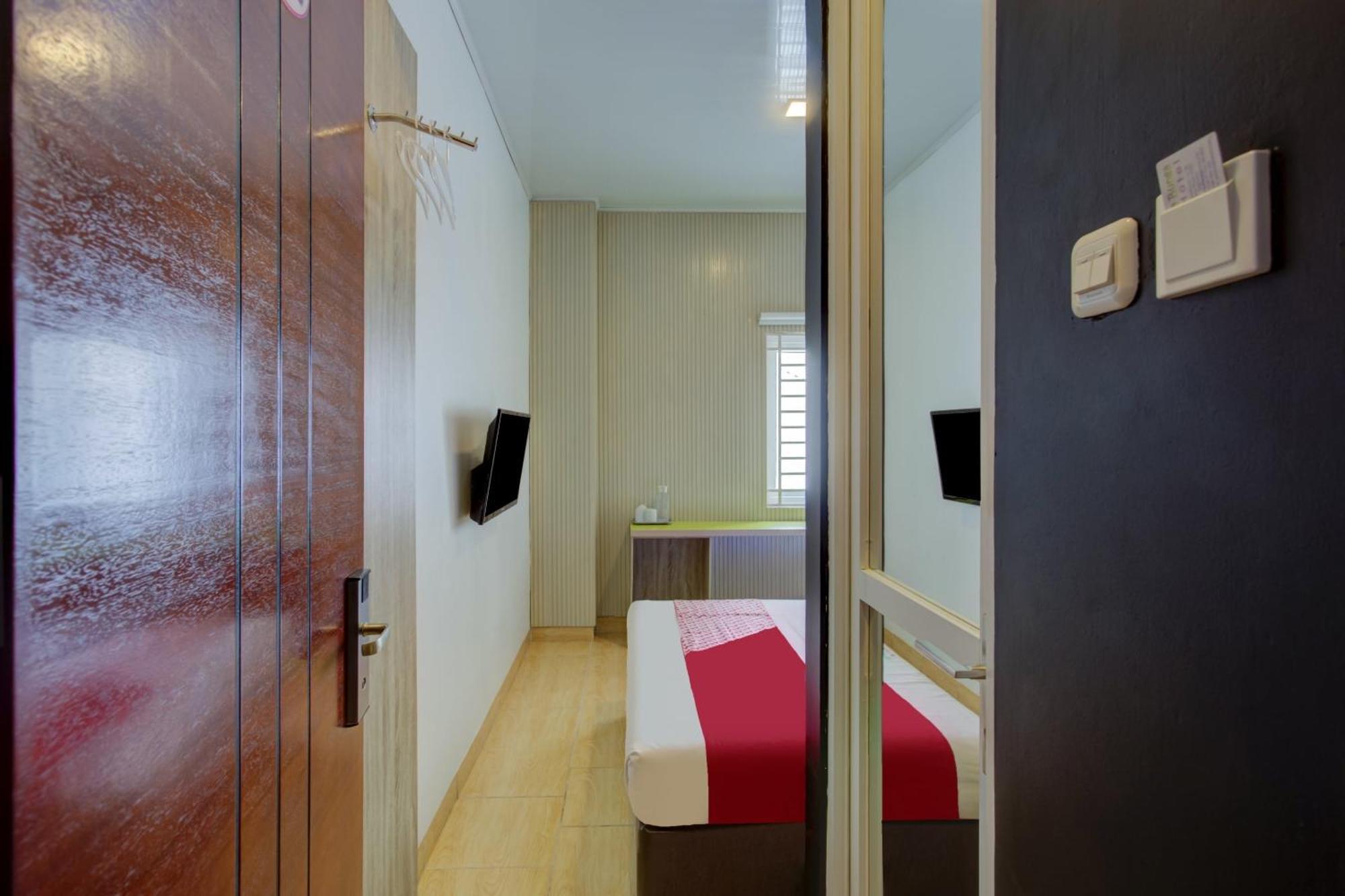 OYO 4005 Bunga Dahlia Guest House Jakarta Exterior foto