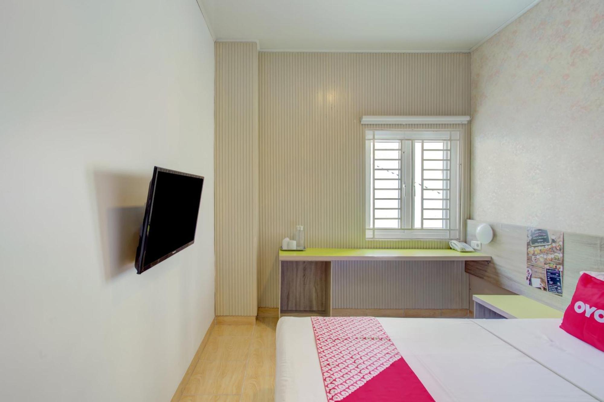 OYO 4005 Bunga Dahlia Guest House Jakarta Exterior foto