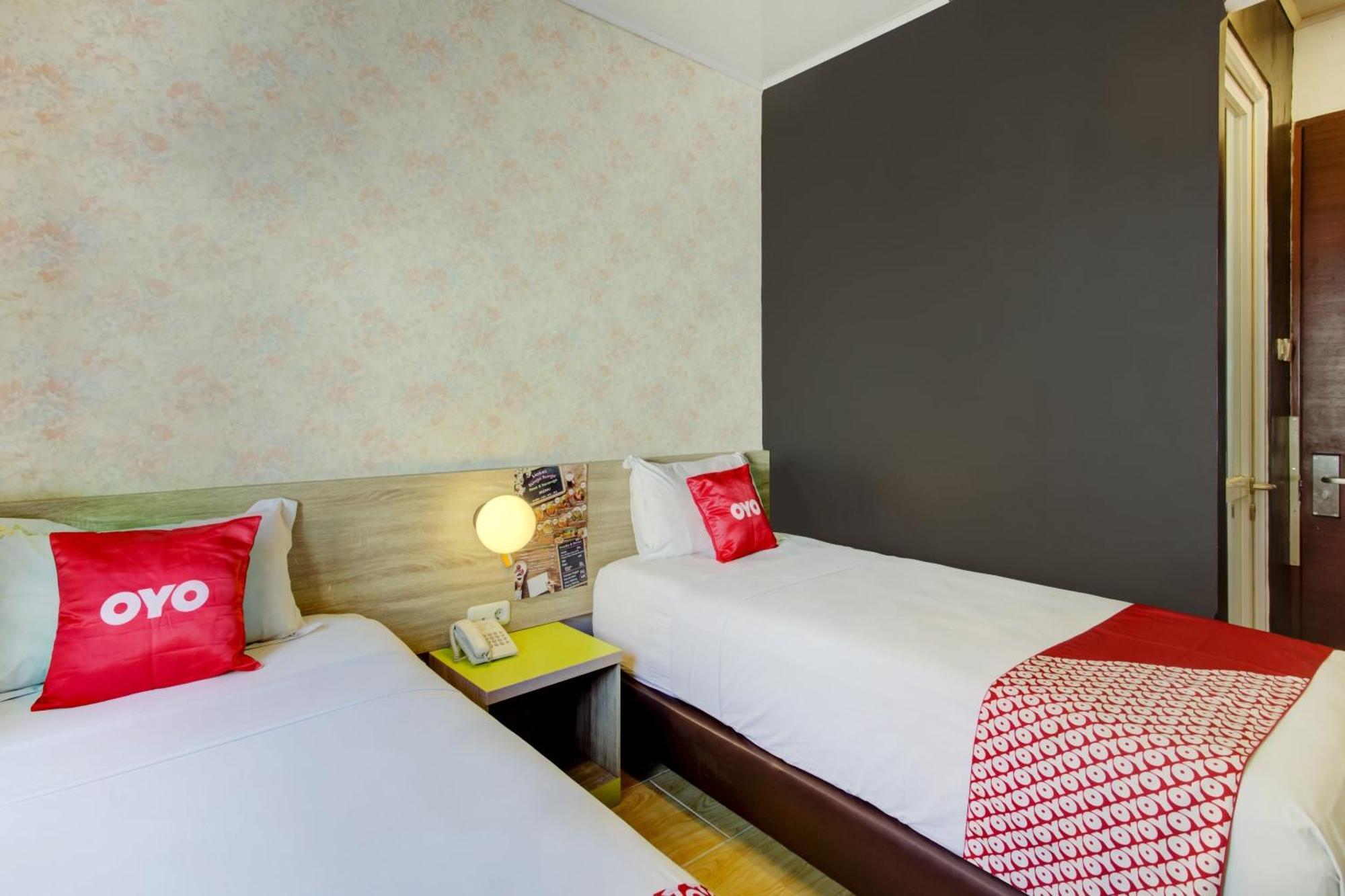 OYO 4005 Bunga Dahlia Guest House Jakarta Exterior foto