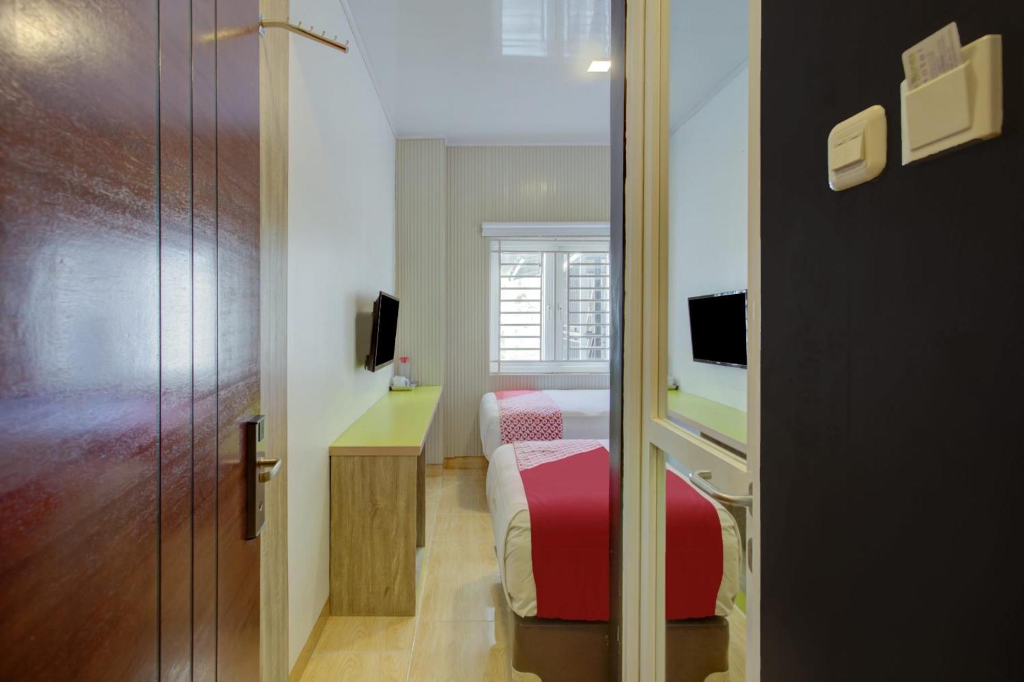 OYO 4005 Bunga Dahlia Guest House Jakarta Exterior foto