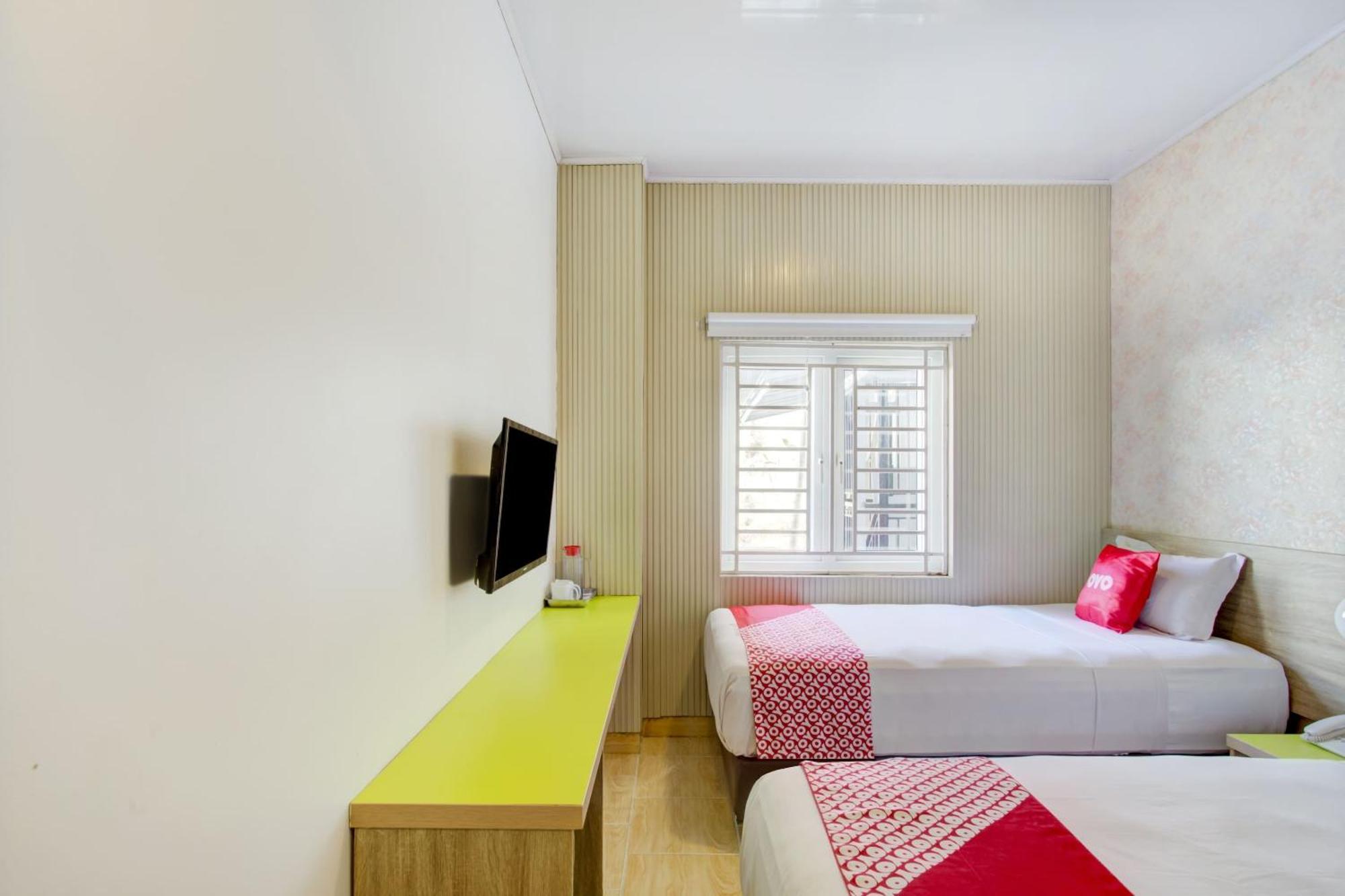 OYO 4005 Bunga Dahlia Guest House Jakarta Exterior foto