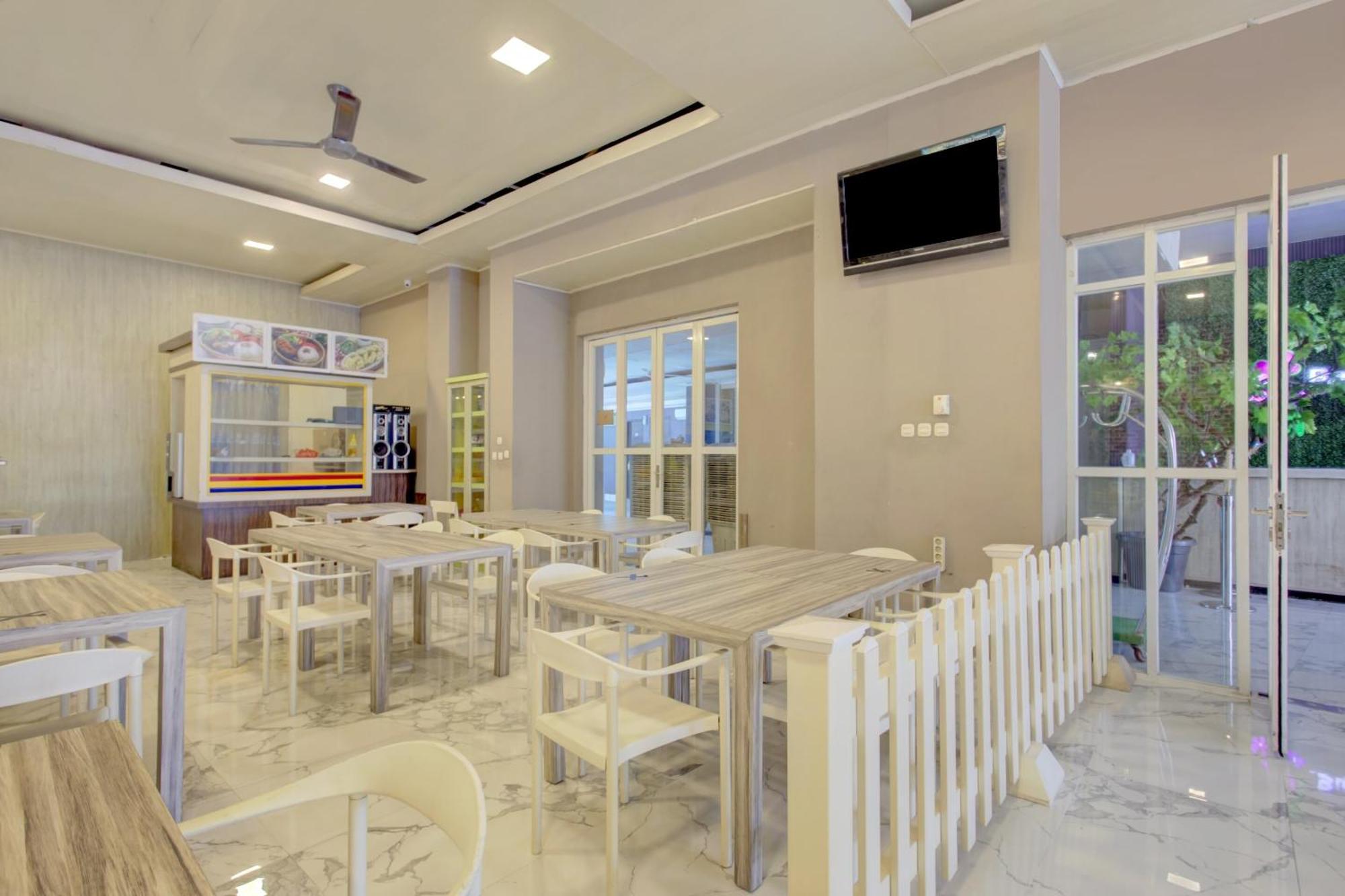 OYO 4005 Bunga Dahlia Guest House Jakarta Exterior foto